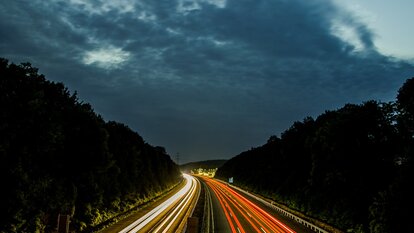 Straße bei Nacht